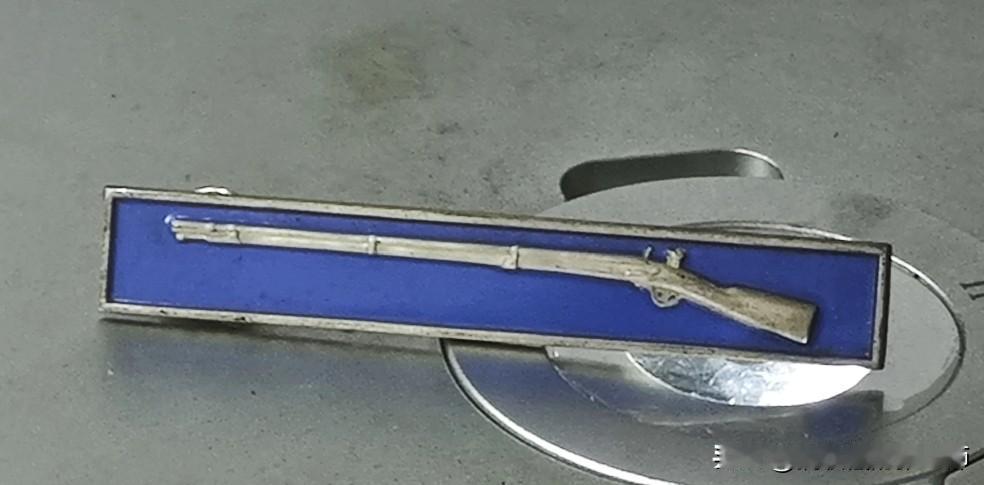 银价疯涨，老徽章被融成银料：藏家的无奈与市场的疯狂
 
最近国际银价一路狂飙，不