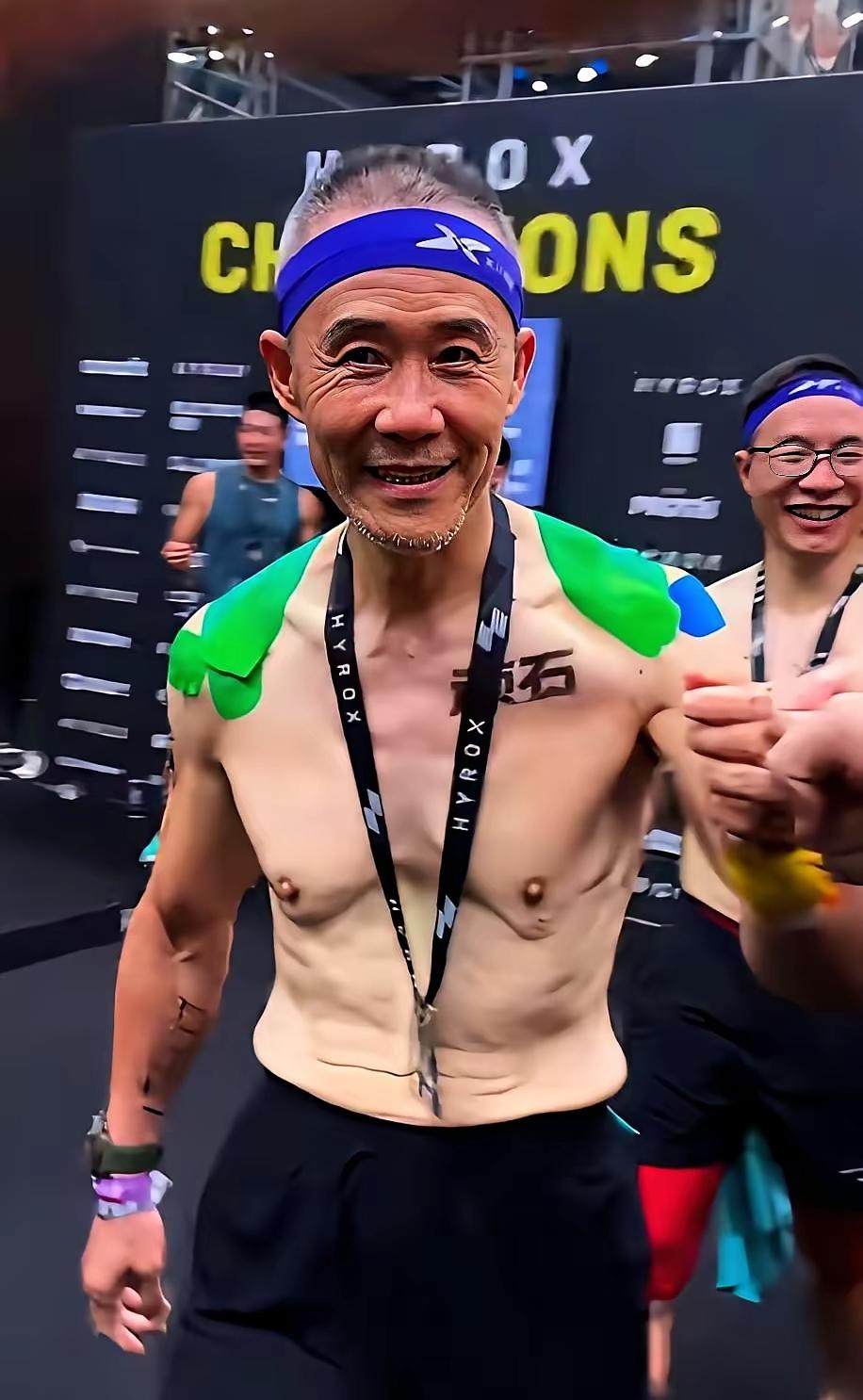 练了这么多年也没看见一点胸肌，反倒是肌肉松弛软塌塌的耸搭下来。是因为年龄的原因吗