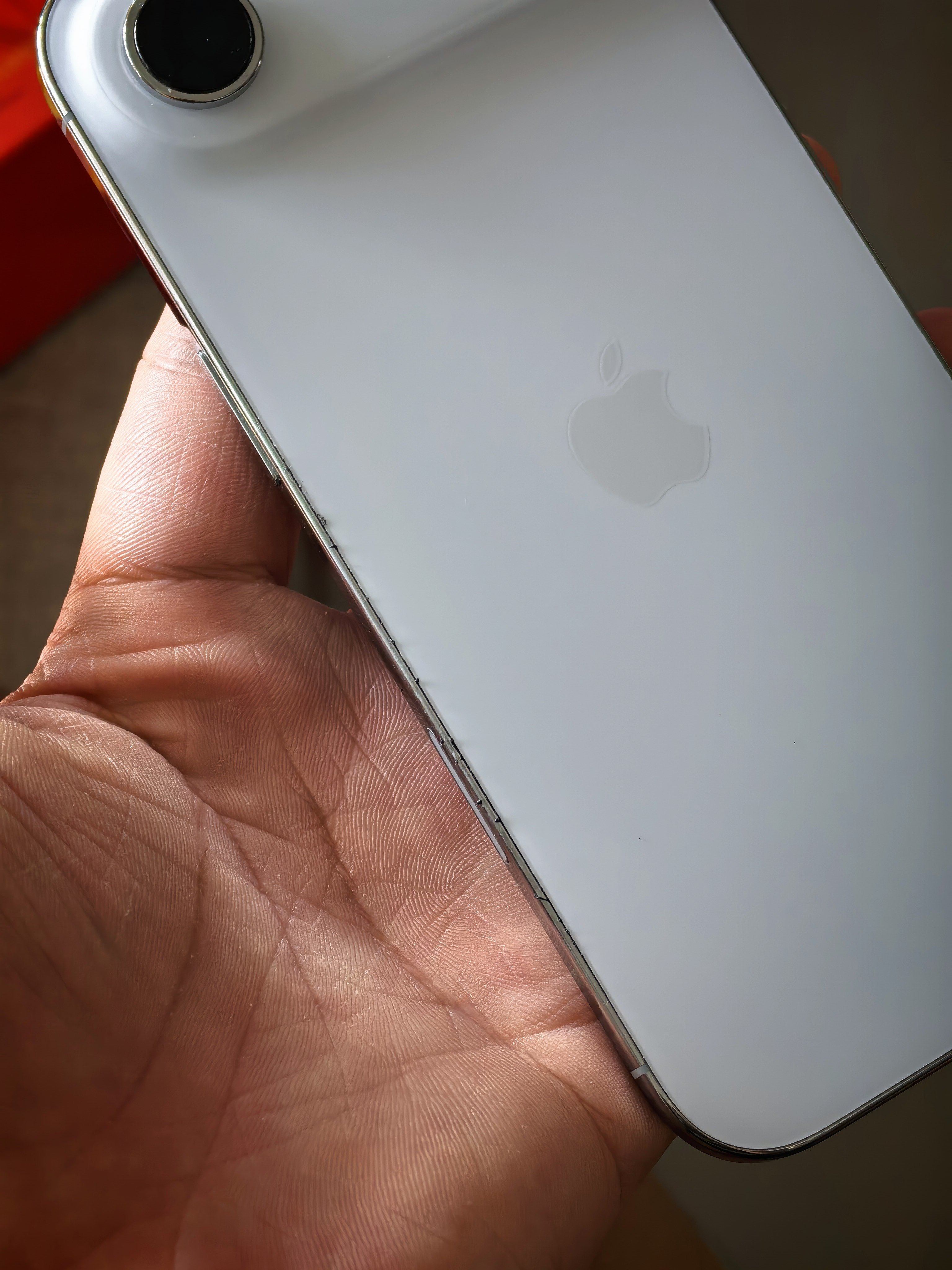 这谁能绷住，夏天结束了我的iPhone Air开胶了...刚才摸手机后盖特黏糊，