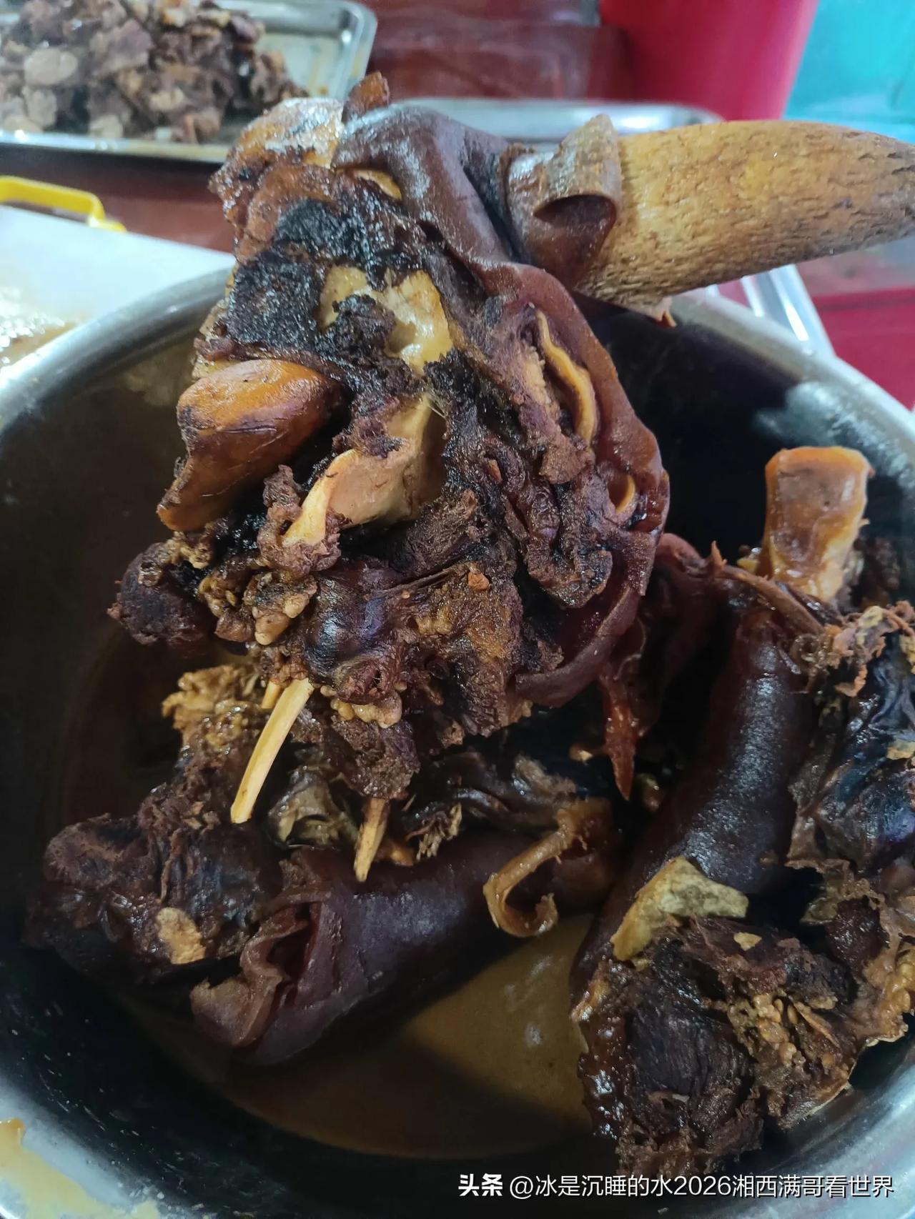 周末，朋友来海螺朝天园区搞柴火饭，带了好多食材，其中最特别的是🈶牛脑壳。在湘西