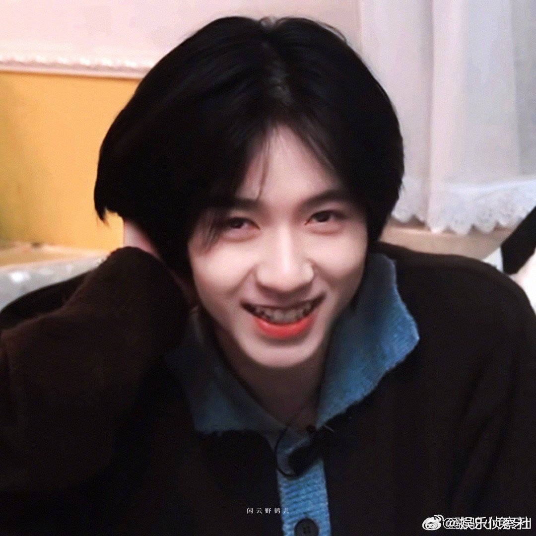 哈哈哈哈哈哈，呆萌可爱的贺峻霖～ 