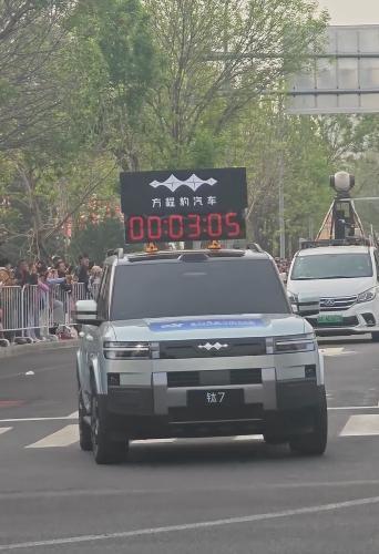 刷完这场全球首个人形机器人半马，最大的感受是：这哪是比赛，分明是一场硬核的“科技