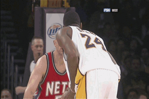 投完篮后手型保持一段时间，目送篮球进筐！[赞]