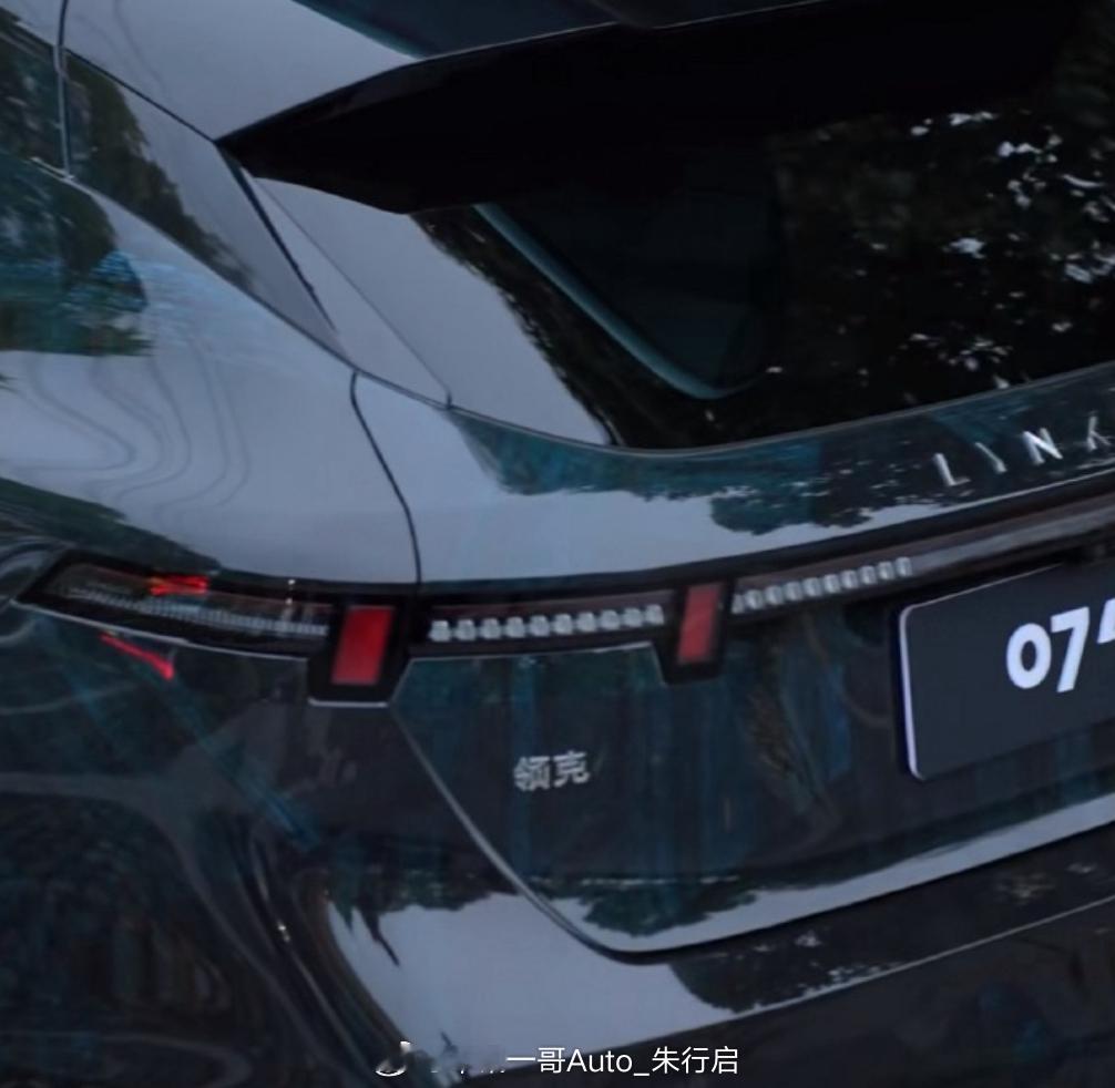 领克07GT的实车图曝光黑色运动套件+车顶箱的设计看起来还是挺酷的