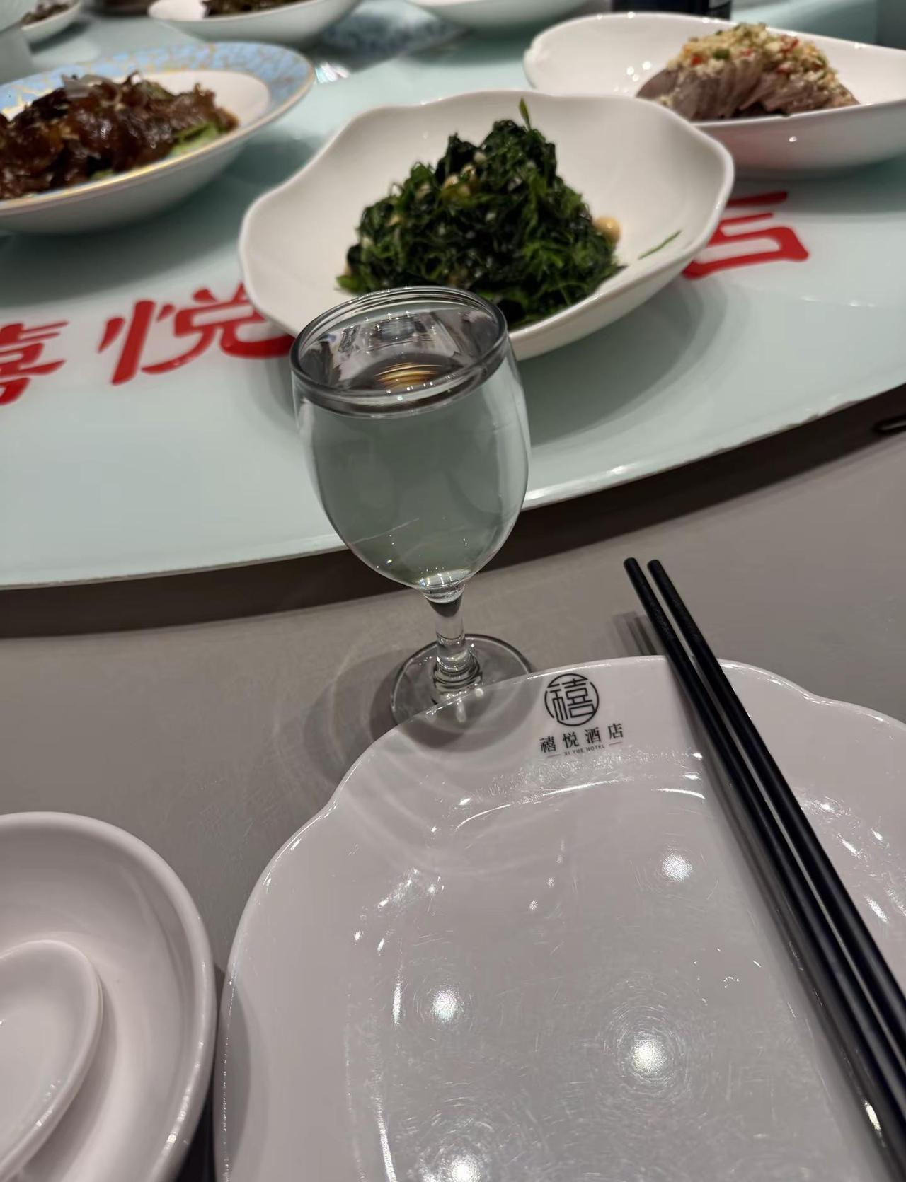 女人要学会喝点小酒、醉眼看世界，事事都温柔，人人都可爱