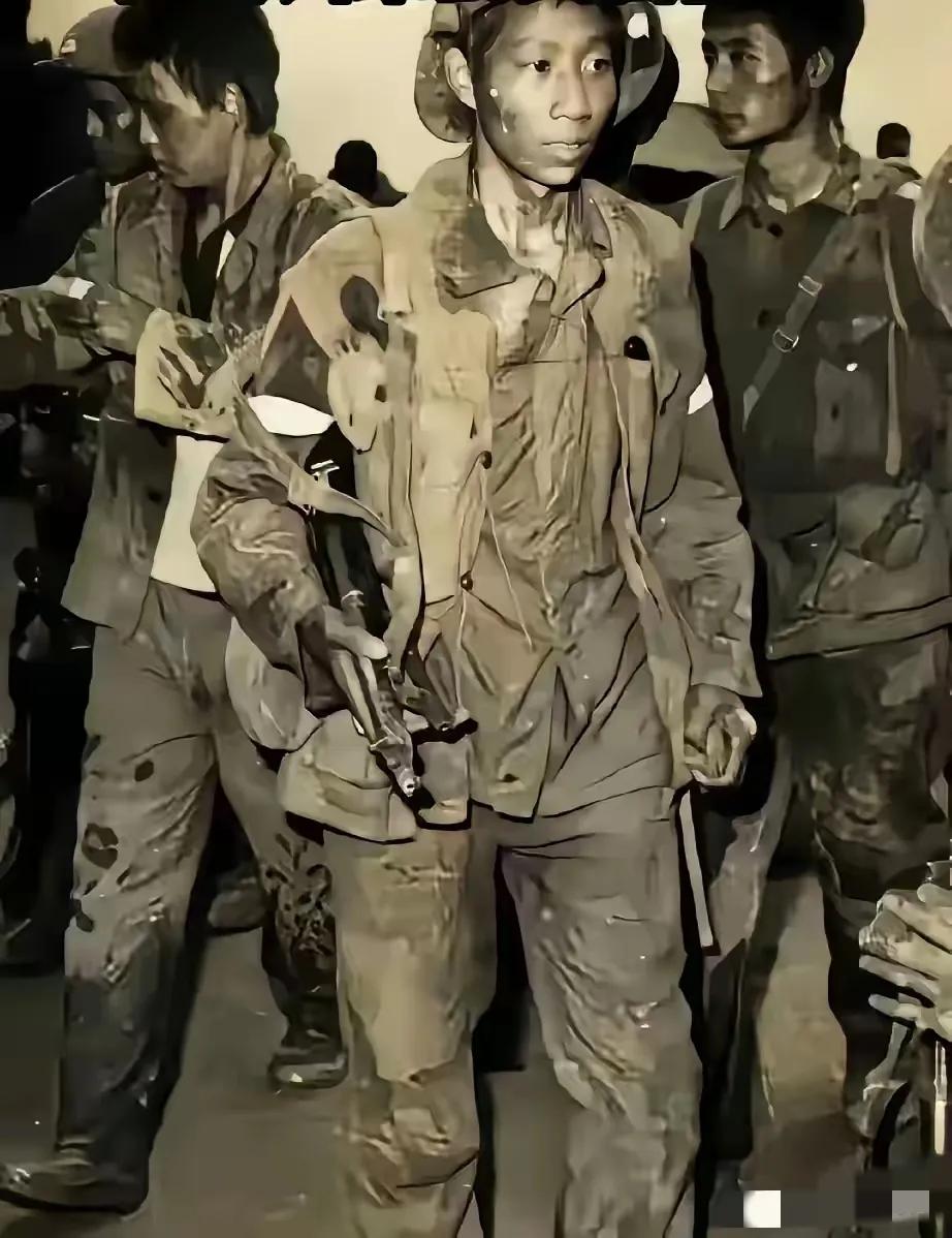 刚从战场上回来的战士，展现出英雄归来的气概，实事求是讲，能够活着回来的人，在战场