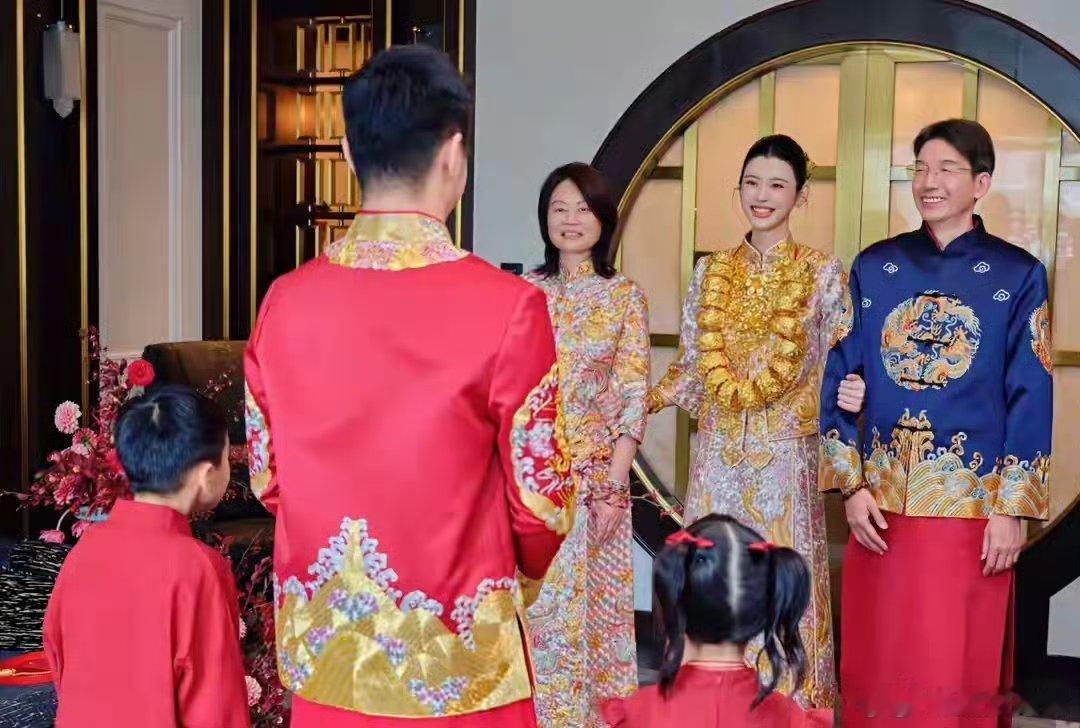 奚梦瑶晒婆婆赠送的婚嫁敬茶礼奚梦瑶晒婆婆四太赠送的敬茶礼广东那边的习俗，婚嫁礼敬
