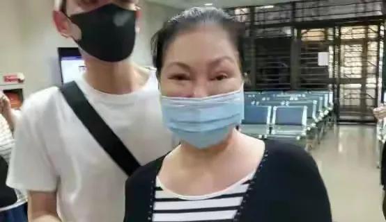 上联：大 S 妈泪求息事，难平众怒
下联：张兰语霸气回击，尽显锋芒
横批：风波不