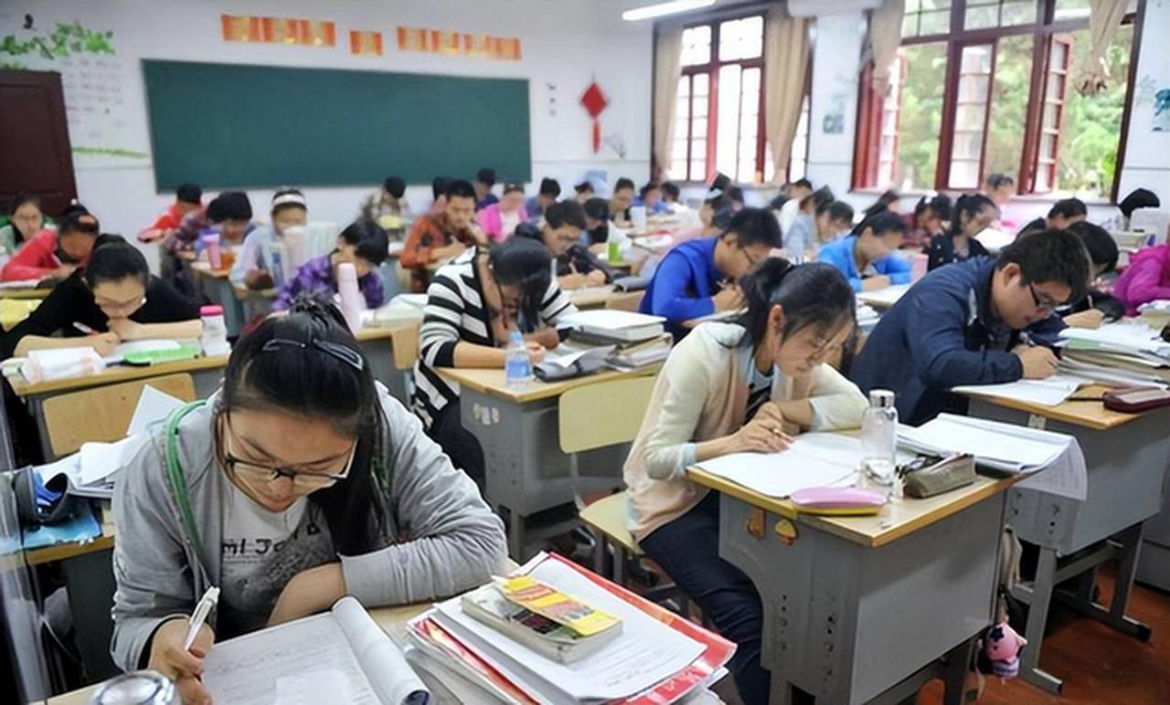 很多人把家校共育理解成：学校教学，家长兜底。媒体这句话，戳破了当下最现实的教育痛