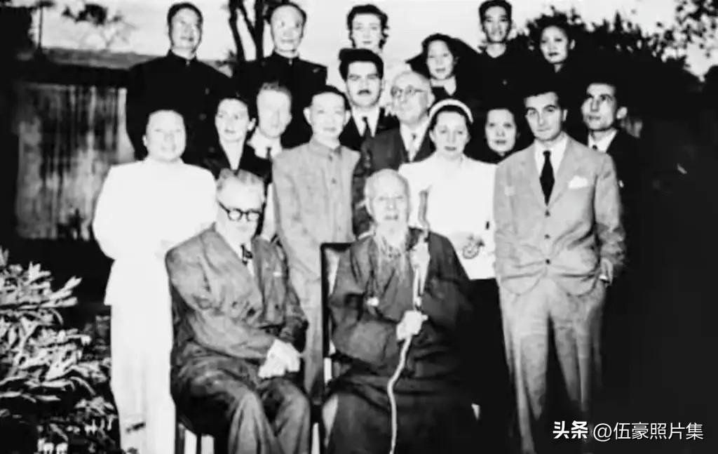 1952年5月，齐白石（前排右）、梅兰芳（二排左三）、老舍（后排左一）、郭沫若（
