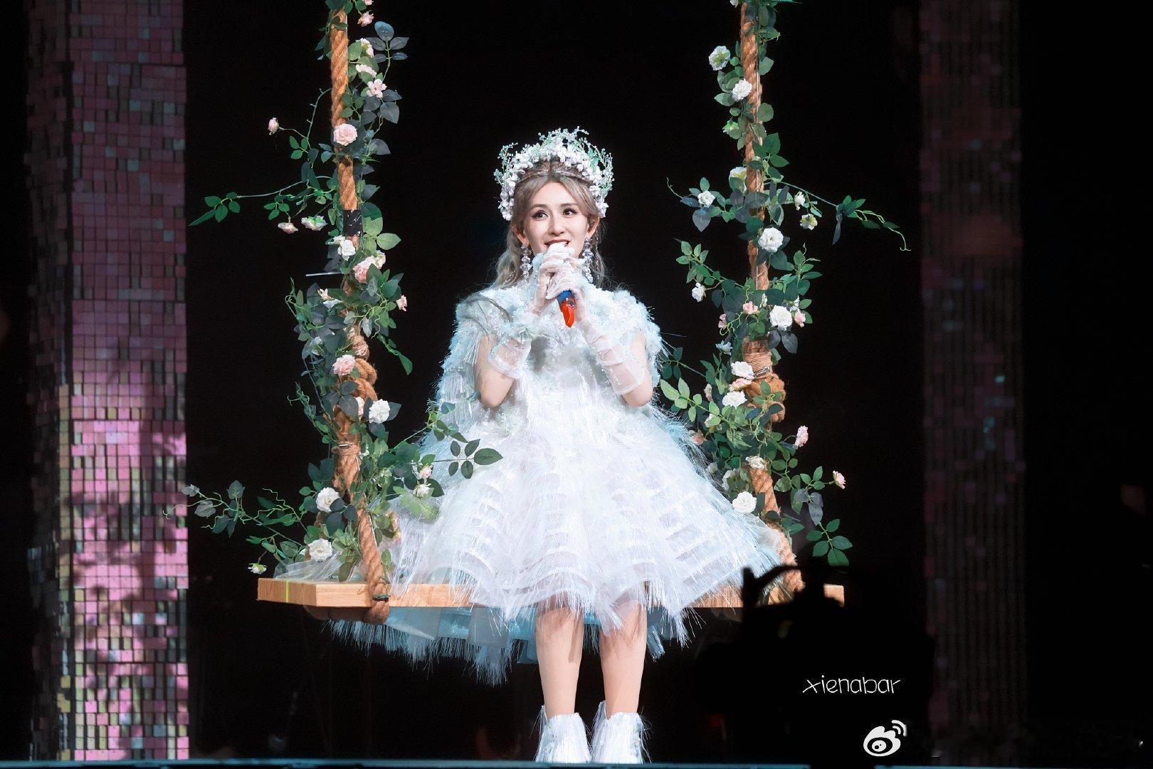 谢娜演唱会口红沾牙上了谢娜回应演唱会失误谢娜回应口红沾牙上了从舞台小意外到全场大