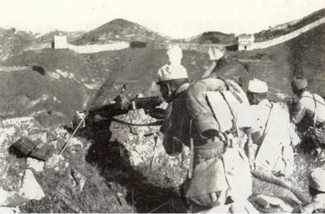 1933年长城抗战喜峰口战役，士兵李大兴缴获日军神秘箱子一路不撒手，张自忠开箱见
