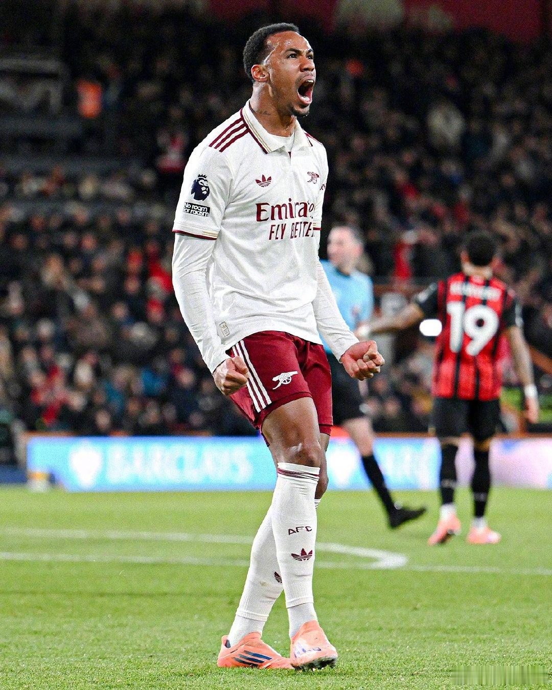 【带刀后卫】28岁的阿森纳后卫加布里埃尔为球队踢了174场英超，打入20球，成为