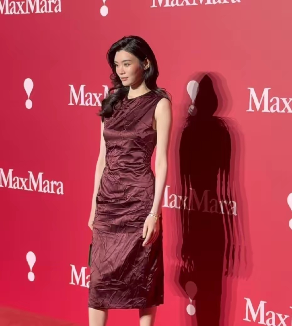 奚梦瑶婚后首登上海红毯气场十足，当年因守孝推迟婚礼遭质疑，如今何猷君兑现承诺，为