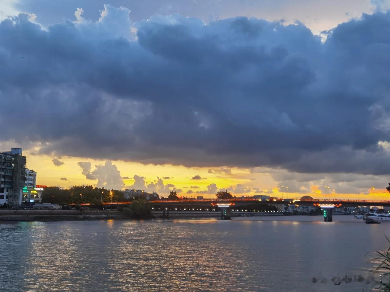 分享一张夕阳余晖照片流金岁月，夕阳西下几时回！[比心]