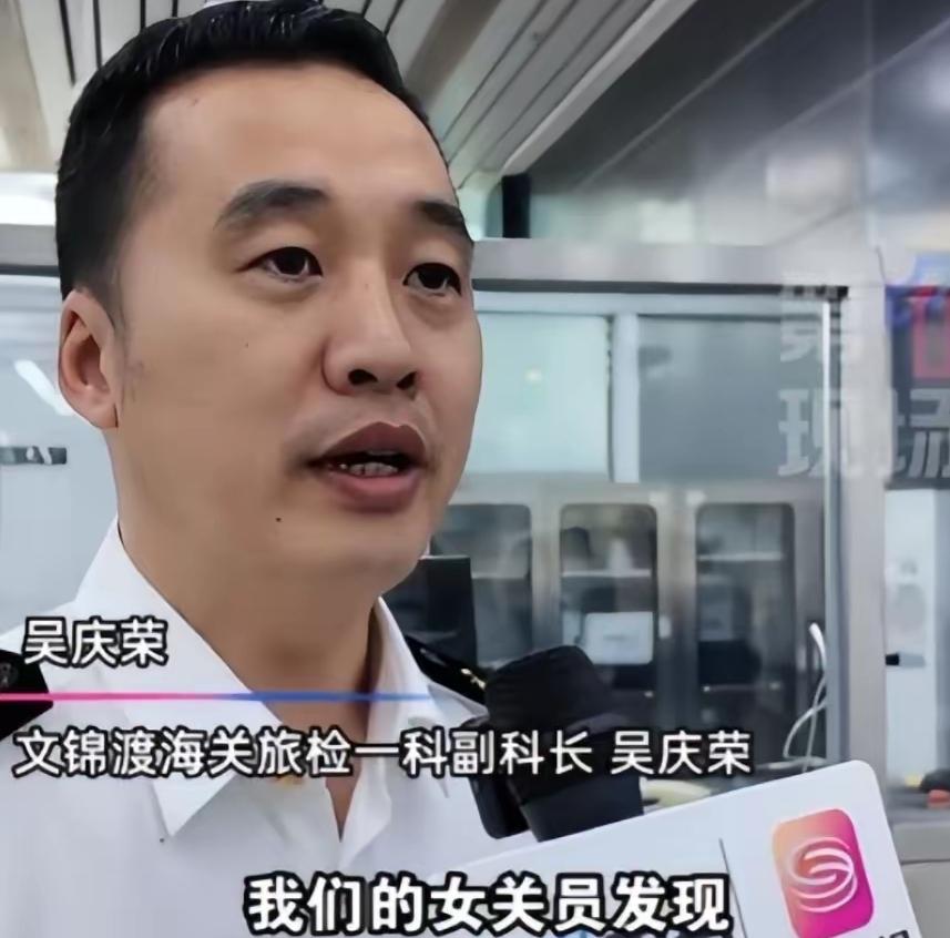 反华势力入侵？我国海关截查两名女子，掀开裙子一看，好家伙，大腿上密密麻麻缠满了活