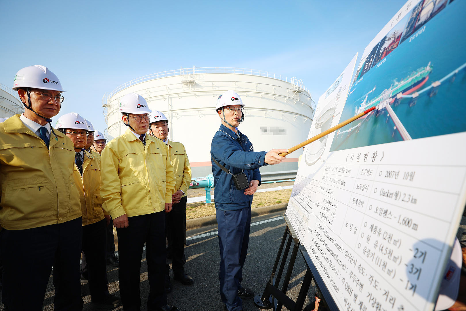 【#韩国号召民众缩短洗澡时间#】#印度石油储备只够9.5天# 随着美以与伊朗的冲