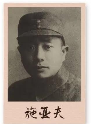 1942年苏中抗日局势紧绷，一名身在伪军阵营的卧底师长派人送来两包香烟交于粟裕。
