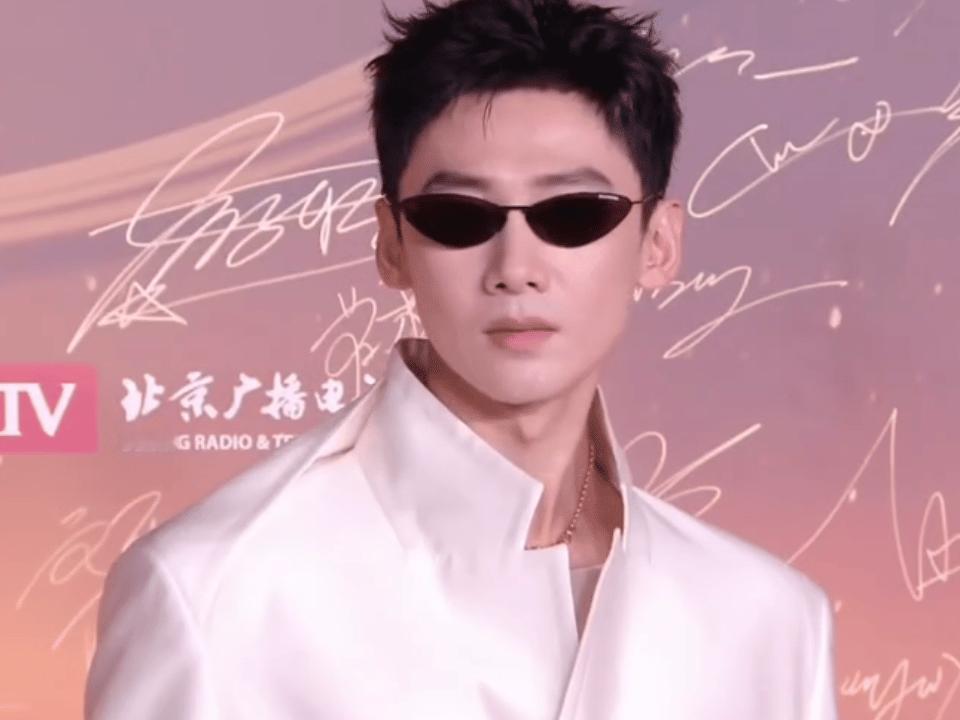 白敬亭：这高冷人设一定要立住转过头：哈哈哈哈哈哈哈亭儿反差萌好可爱 