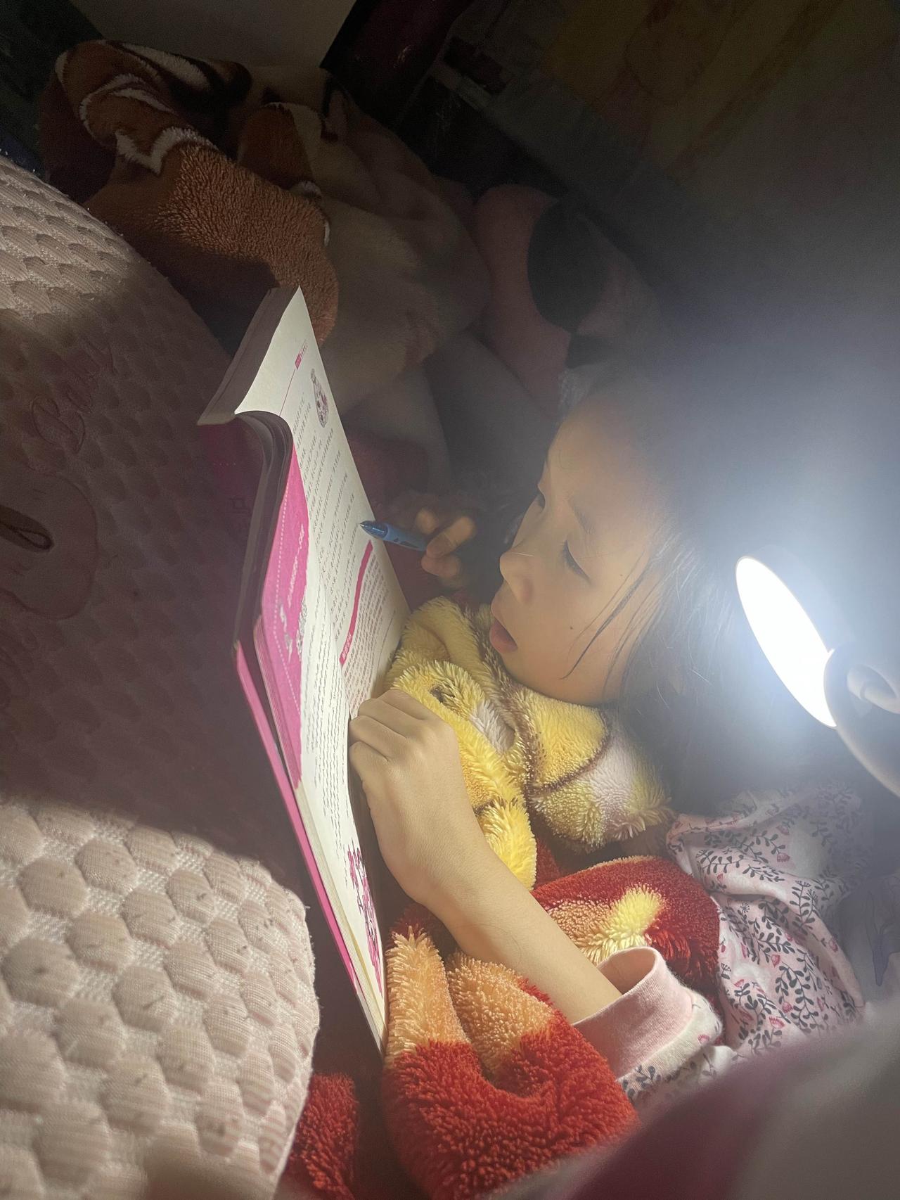 申裕斌和待产的田志希在香港见面，一起吃饭喝奶茶，自拍好开心