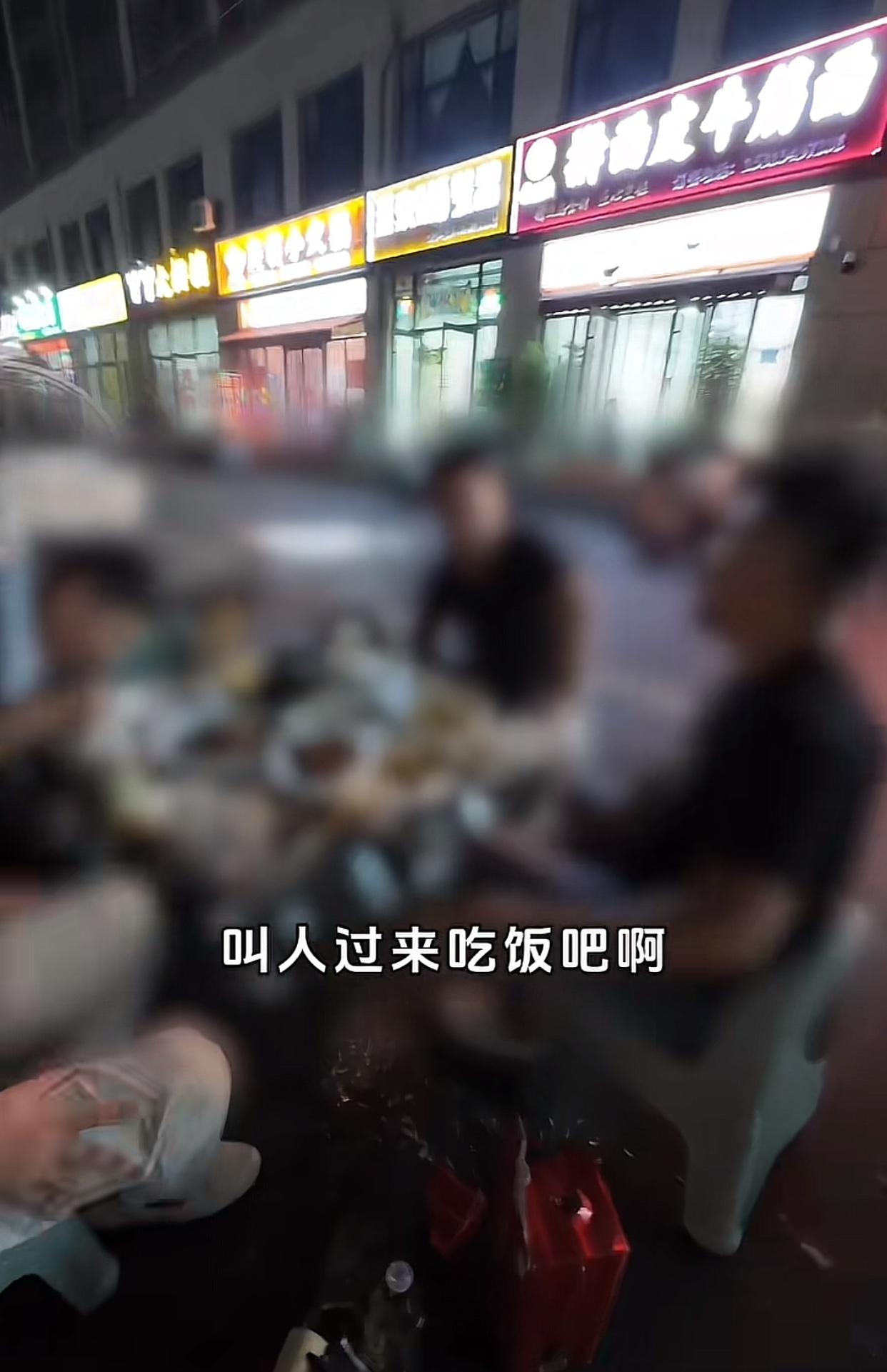 近日山东临沂，一位姑娘她是推销卖酒的，给别人测评的酒用完后，她回来摊位上拿酒，旁