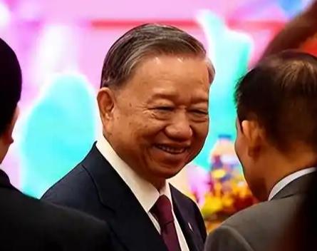 这两天最热的新闻之一，莫过于越南总理苏林带着整个政府“组团来华”。

这阵仗有多