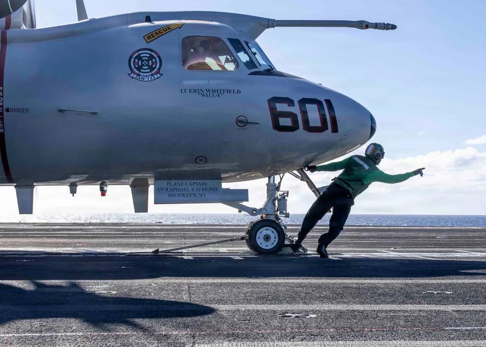 2025年10月28日，亚得里亚海，美军航空甲板兵（设备）三级韦尔登·科尔宾在飞