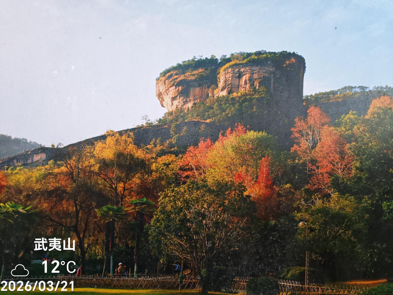 武夷山，风景确实不一般！
梯道乱石，蓝天白云天游峰。近看巨石横卧，远观峭壁悬崖，