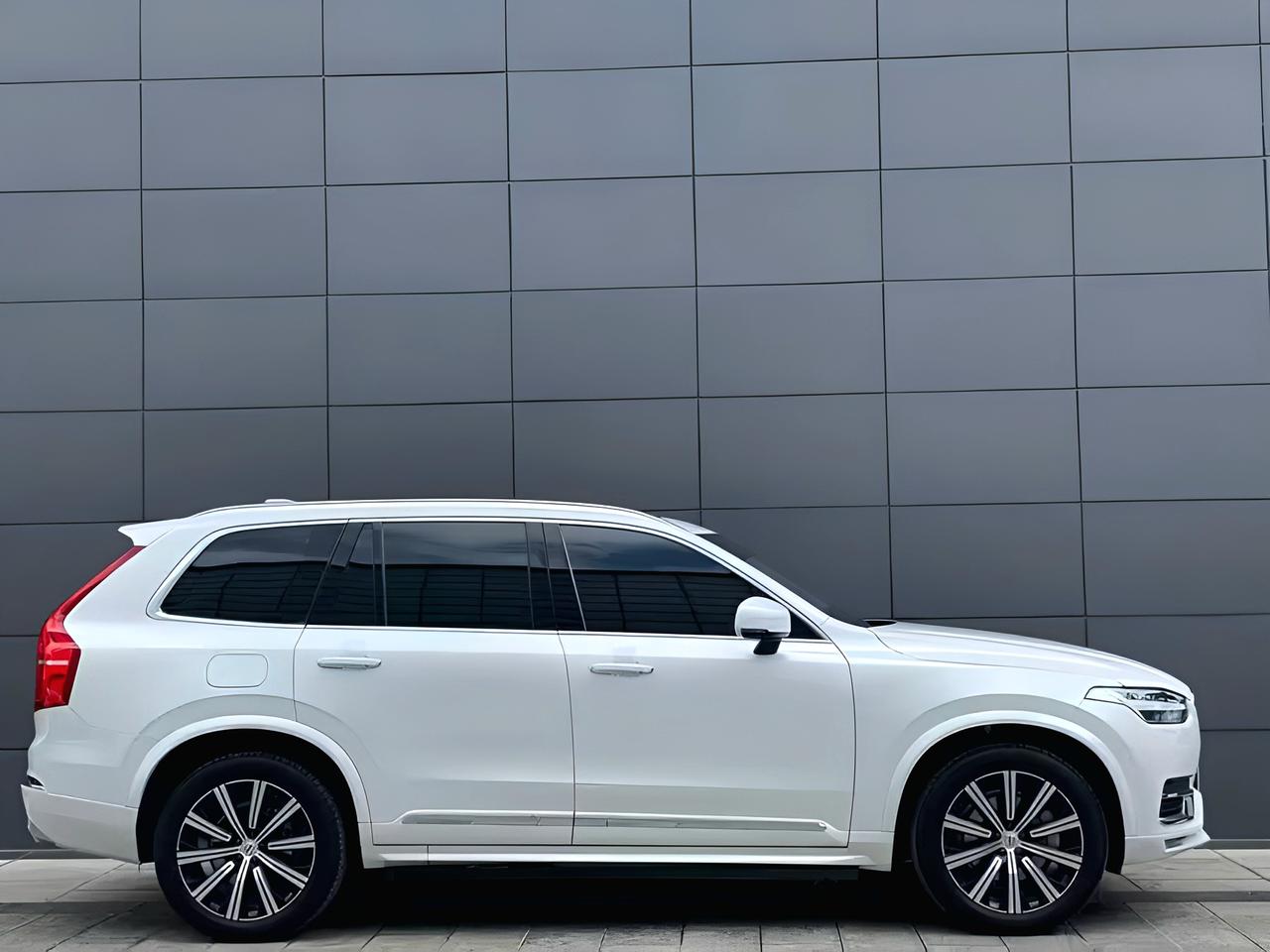 这台沃尔沃xc90是带空气悬架的版本，所以它的底盘看上去比较低，事实上是这个车停