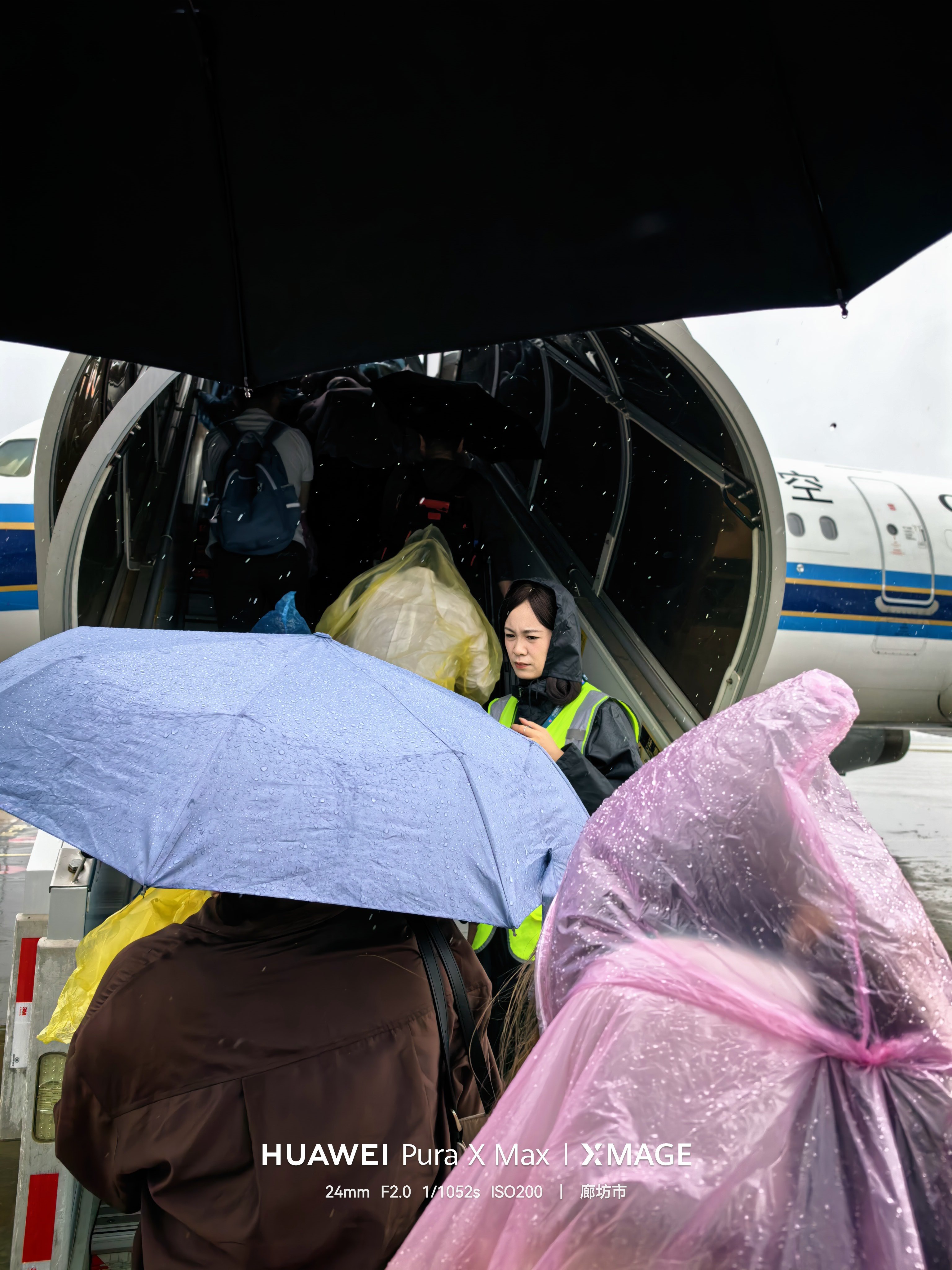 南方航空真贴心，这大雨天儿给你安排个超长摆渡车，惊不惊喜意不意外？身上不湿透都不