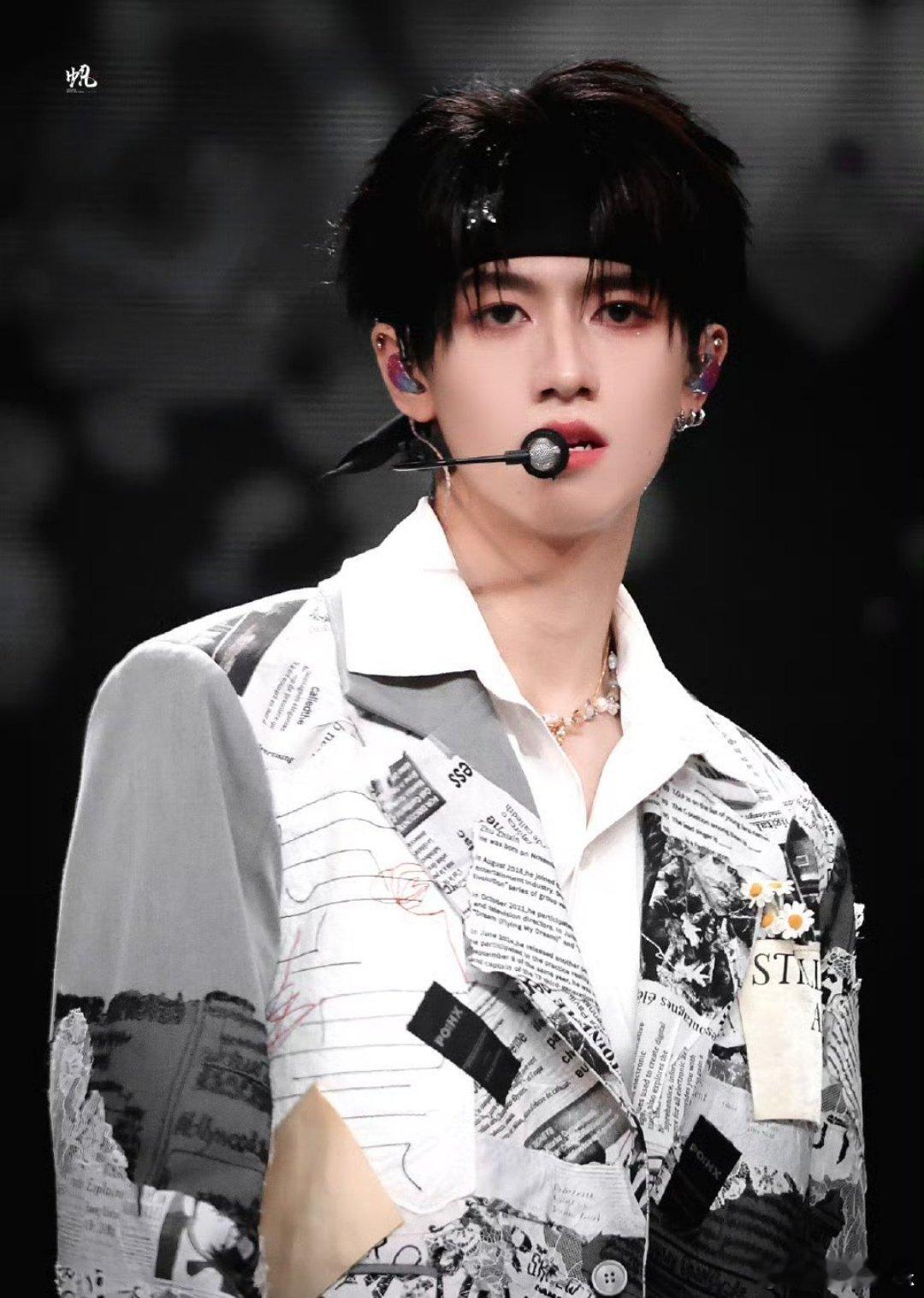 朱志鑫下台也哭了看到这一幕，会觉得作为队长的他或许把很多重量都压在了自己肩上。将