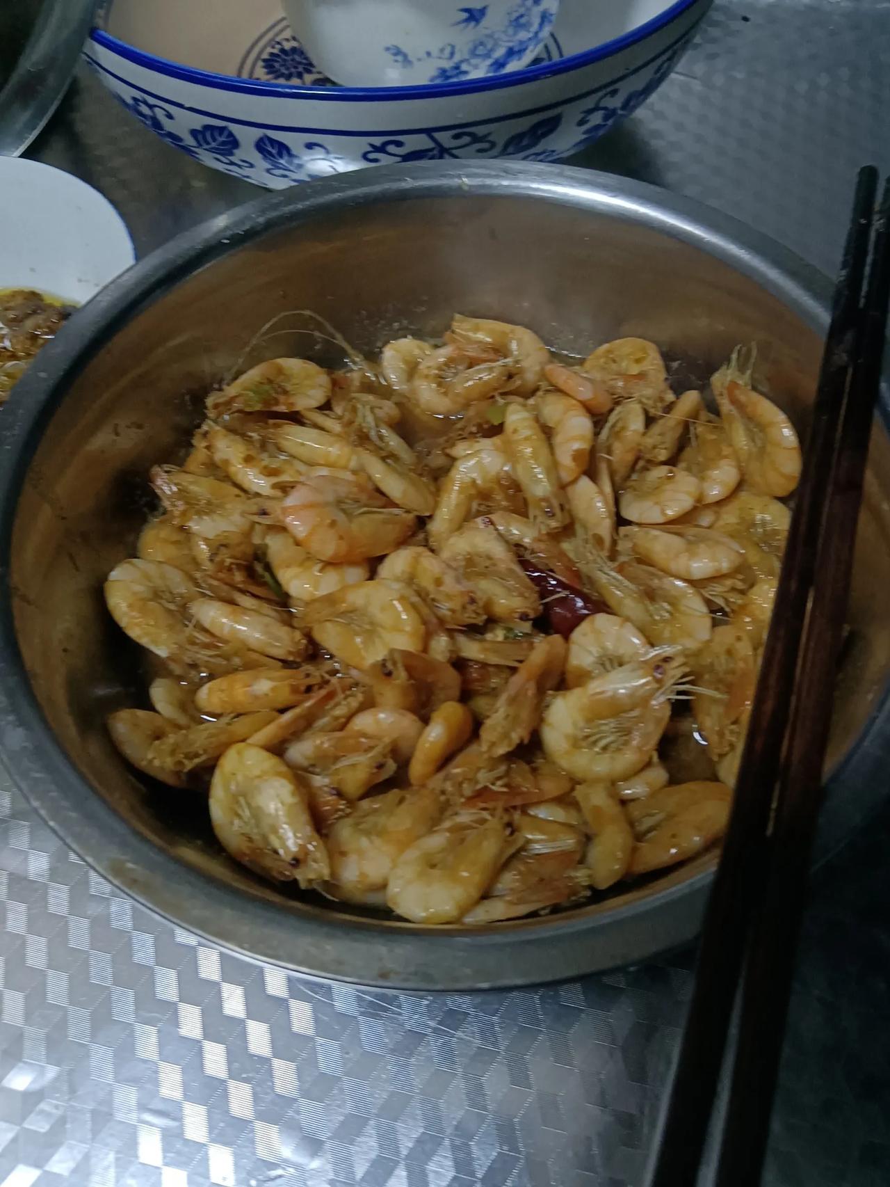 好久没有吃这种海虾了，新鲜的海虾也可以用酱来熬。

昨晚我老公买的，100块钱三