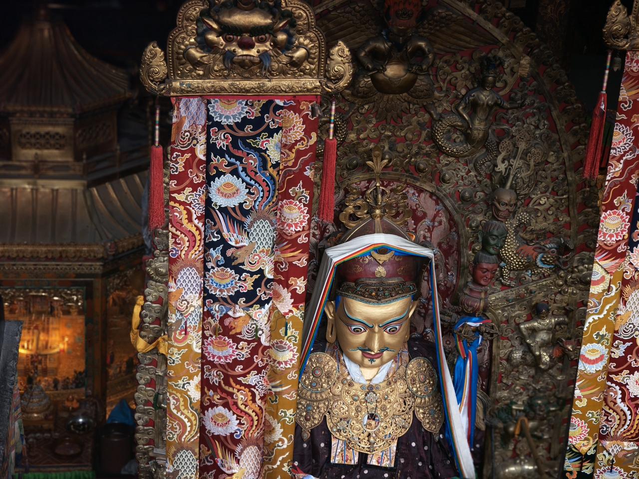 明天早上我就要离开拉萨了，尽管我来过多次拉萨，大昭寺和八廓街也来过多次，但布达拉