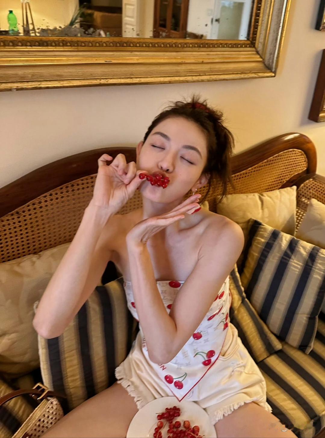 钟楚曦是会摆拍的，但最后一个摆拍着实有点难度！ ​​​