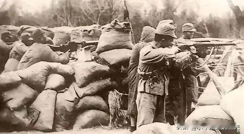 1940年，日军凌辱了村民宋大海的妻子，他却邀请日军喝酒。然而，就在日军喝到大醉