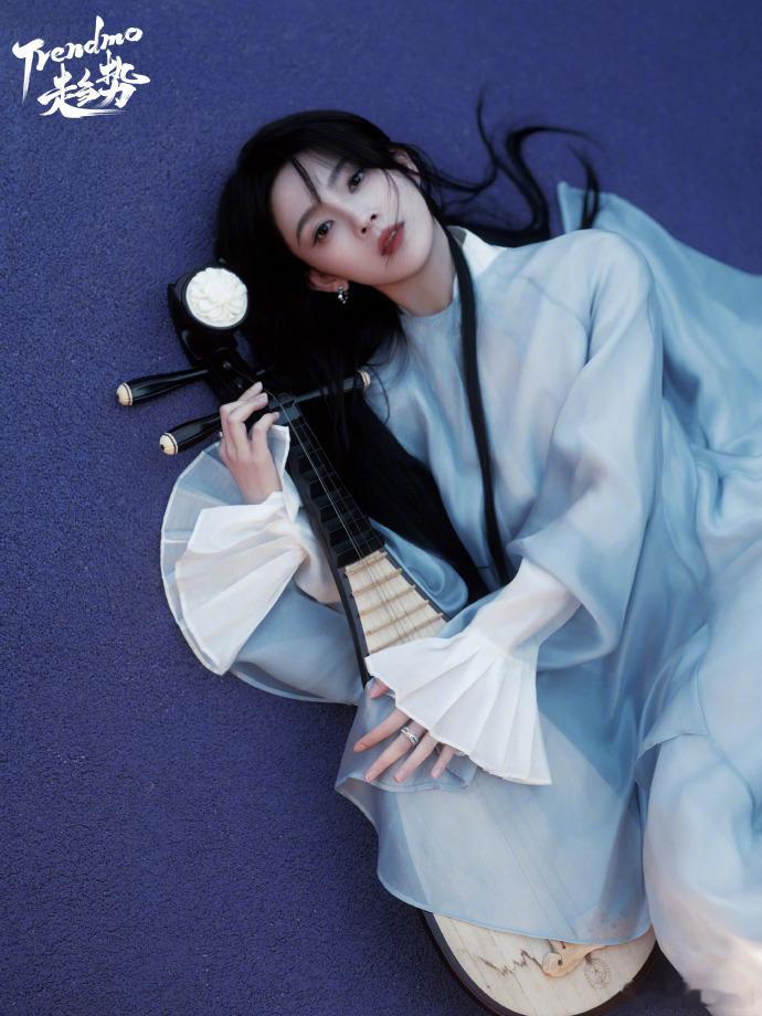 陈瑶美人琵琶骨 陈瑶趋势大片，窈窕美人弹琵琶，像画一样美好的画面！瑶妹真的方方面