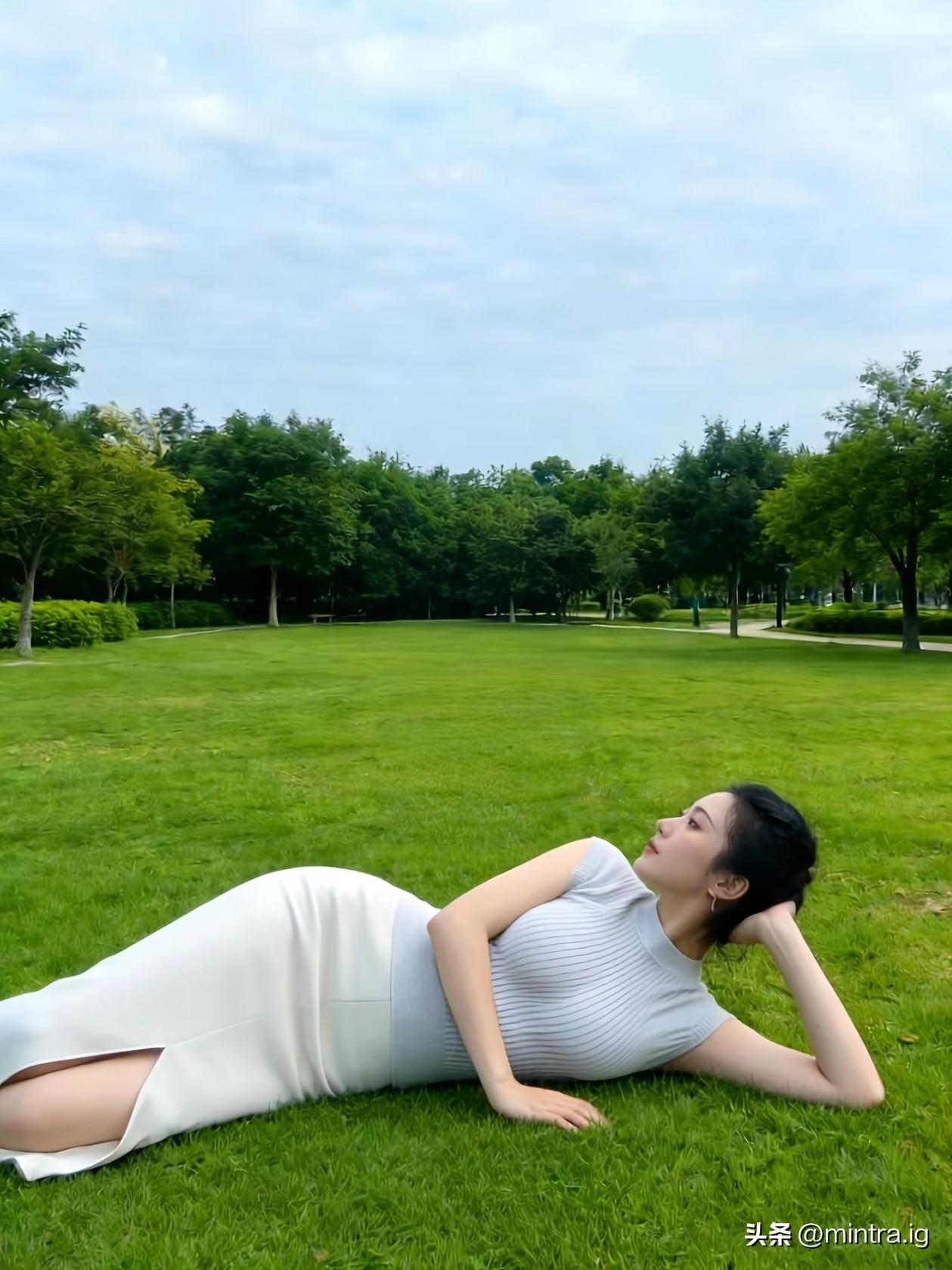 把自己摊在夏日的草坪上，让风裹着草木香漫过全身。
抬头是云影流动的蓝天，身边是绿