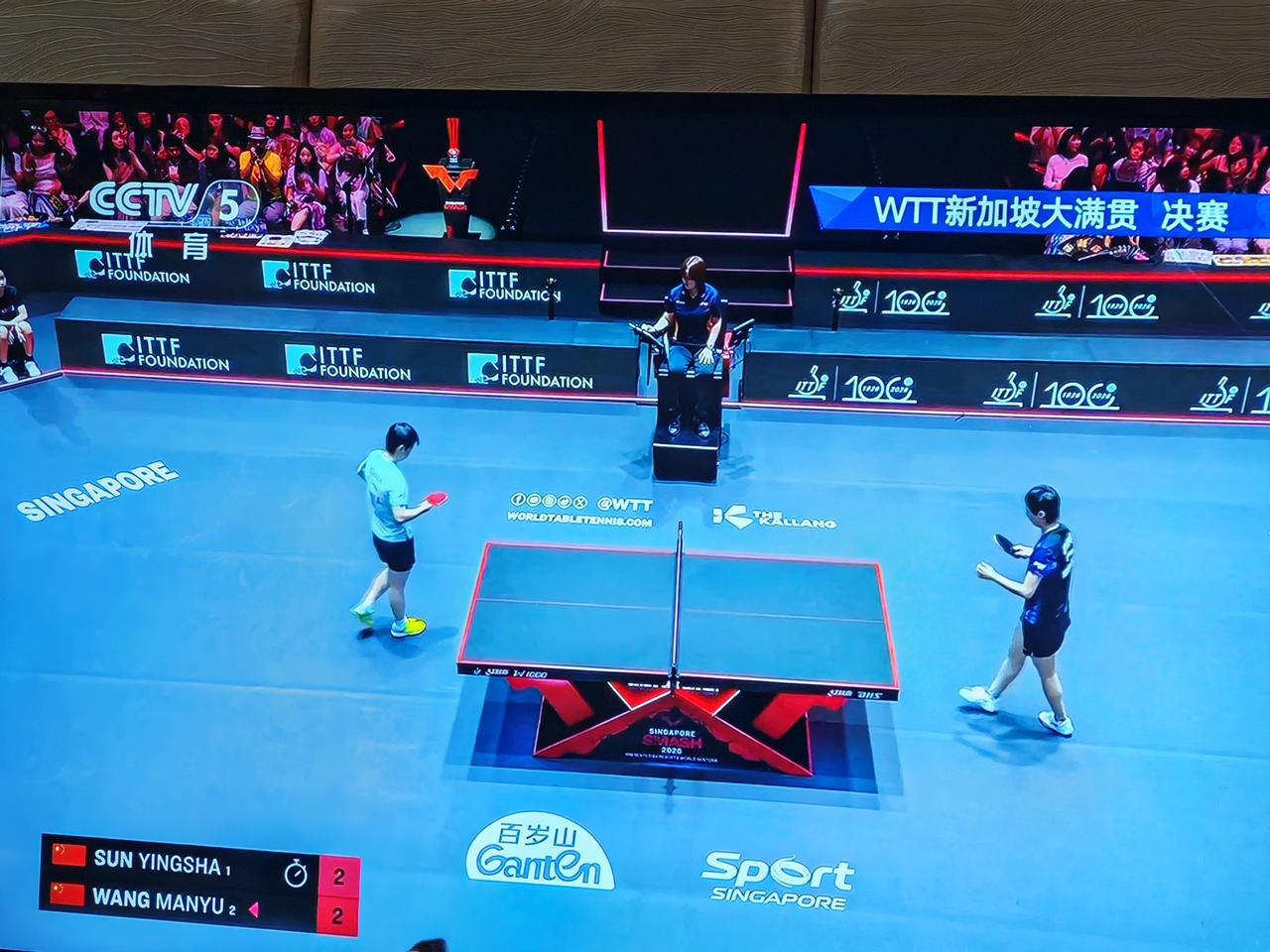 她拽着线头给裁判看，越抽越长，去场边处理了一下又接着打。

这场比赛非常精彩，莎