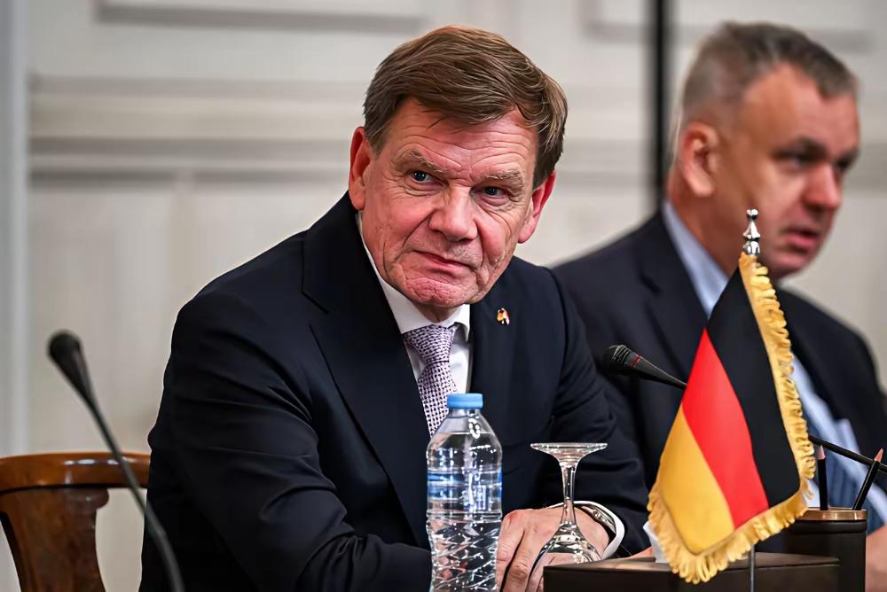 不得不说，这位德国外长真有点意思。人刚到中国，就当着主人的面，提出了一个过分的要