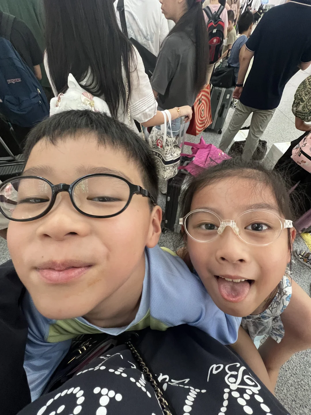 一年级就近视了，两个娃都是如此！头疼！