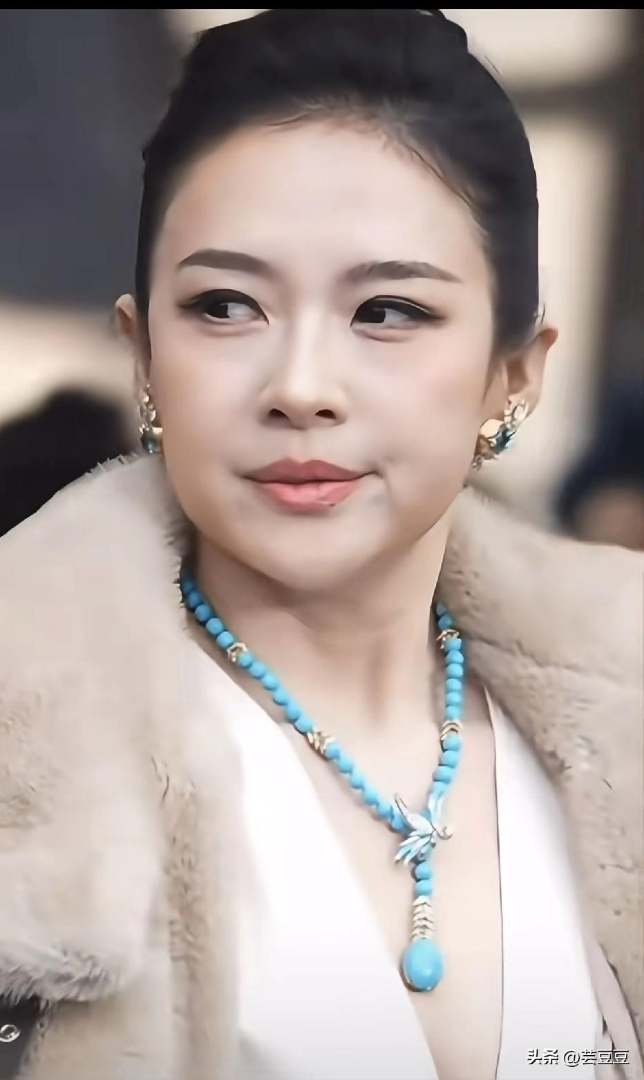 这还是我们认识的国际章吗？
 近期出镜的章子怡，肉眼可见胖了一大圈！
从前标志性