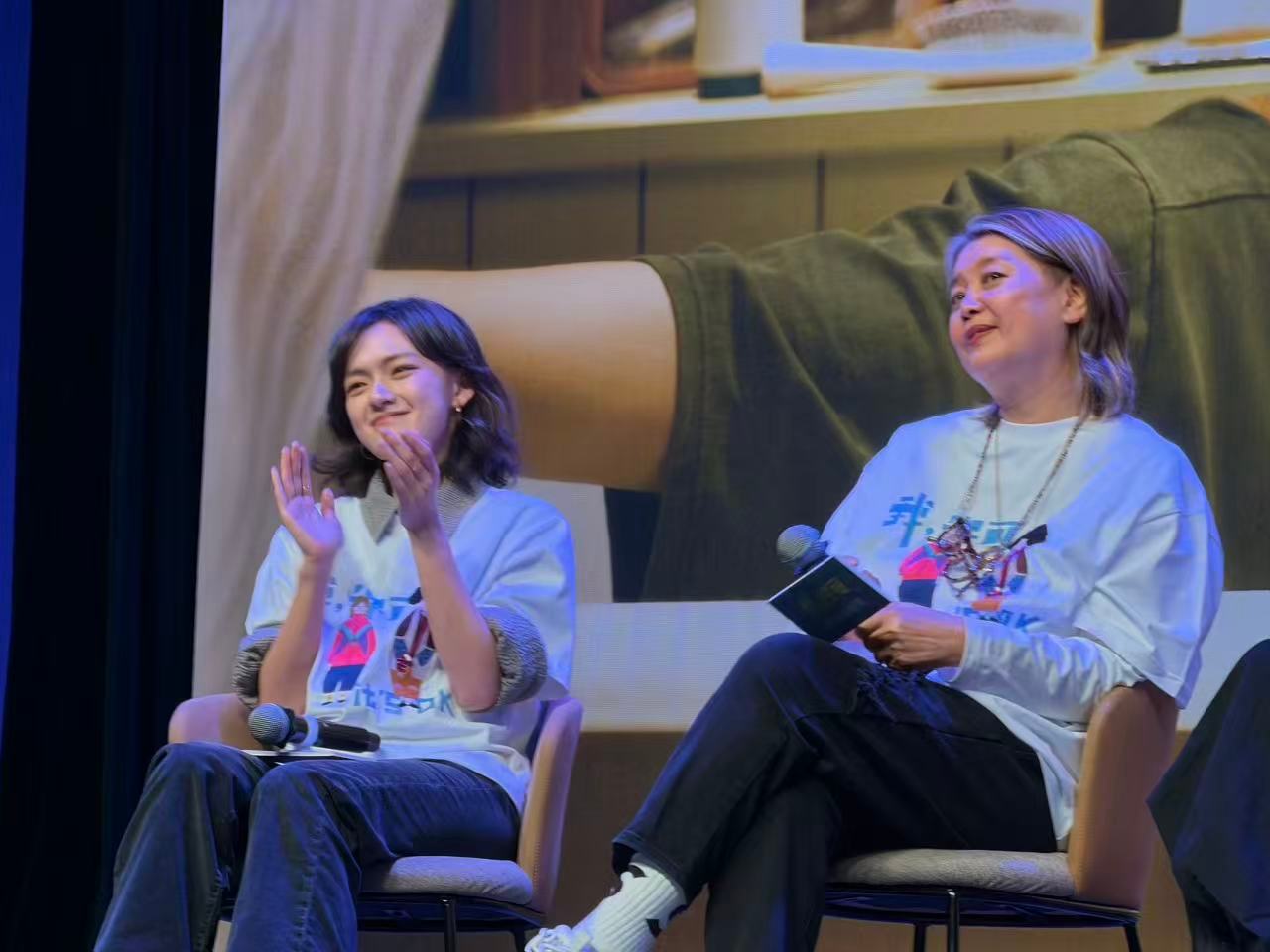 我许可文淇亲我一下“我许可”三个字，在今晚被重新定义。不是被动的允许，是主动的争