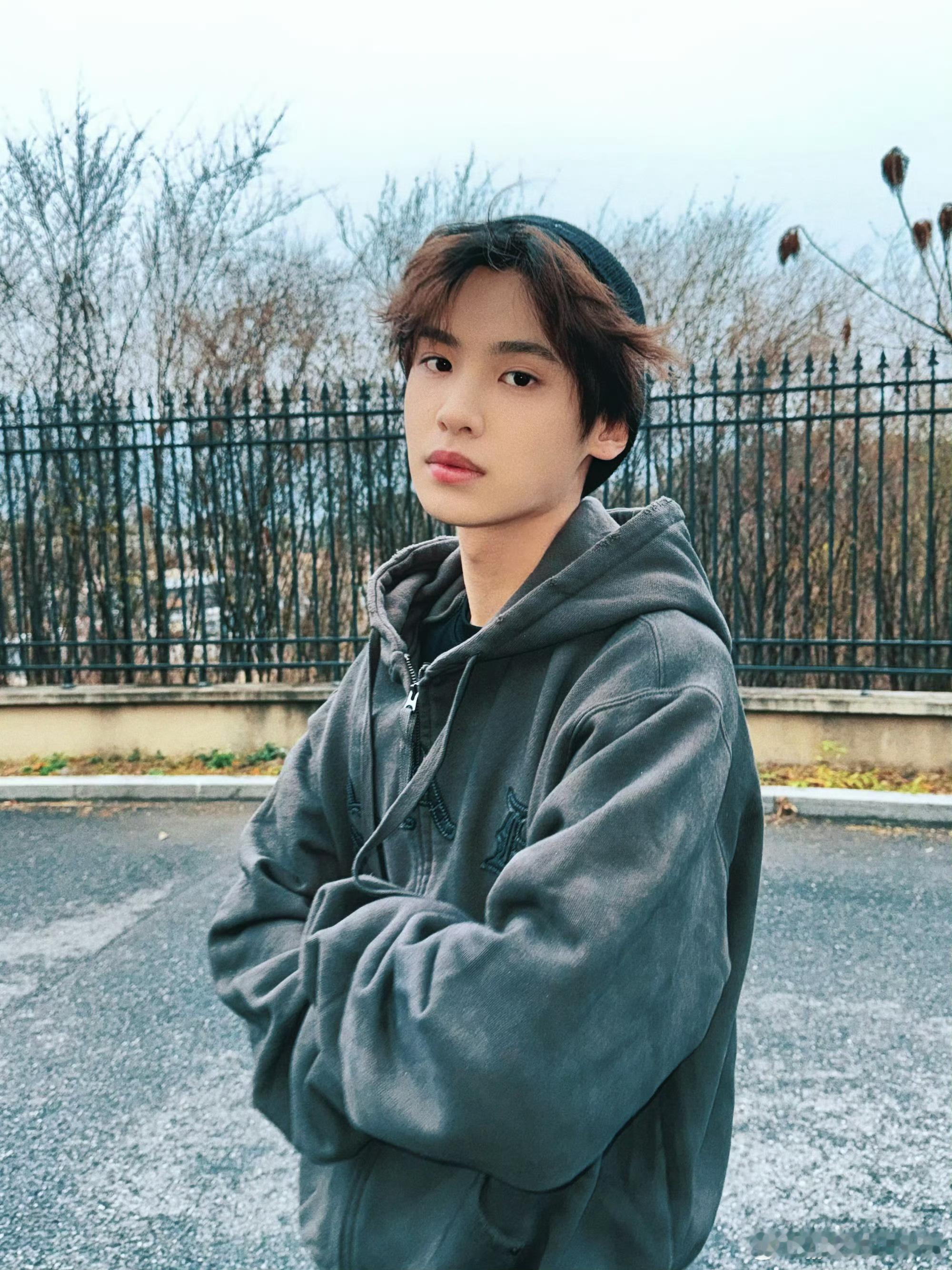 黄明昊自己做的妆发黄明昊最新营业🈶自己做的妆发就这么成功看不出妆感男大好清爽绝