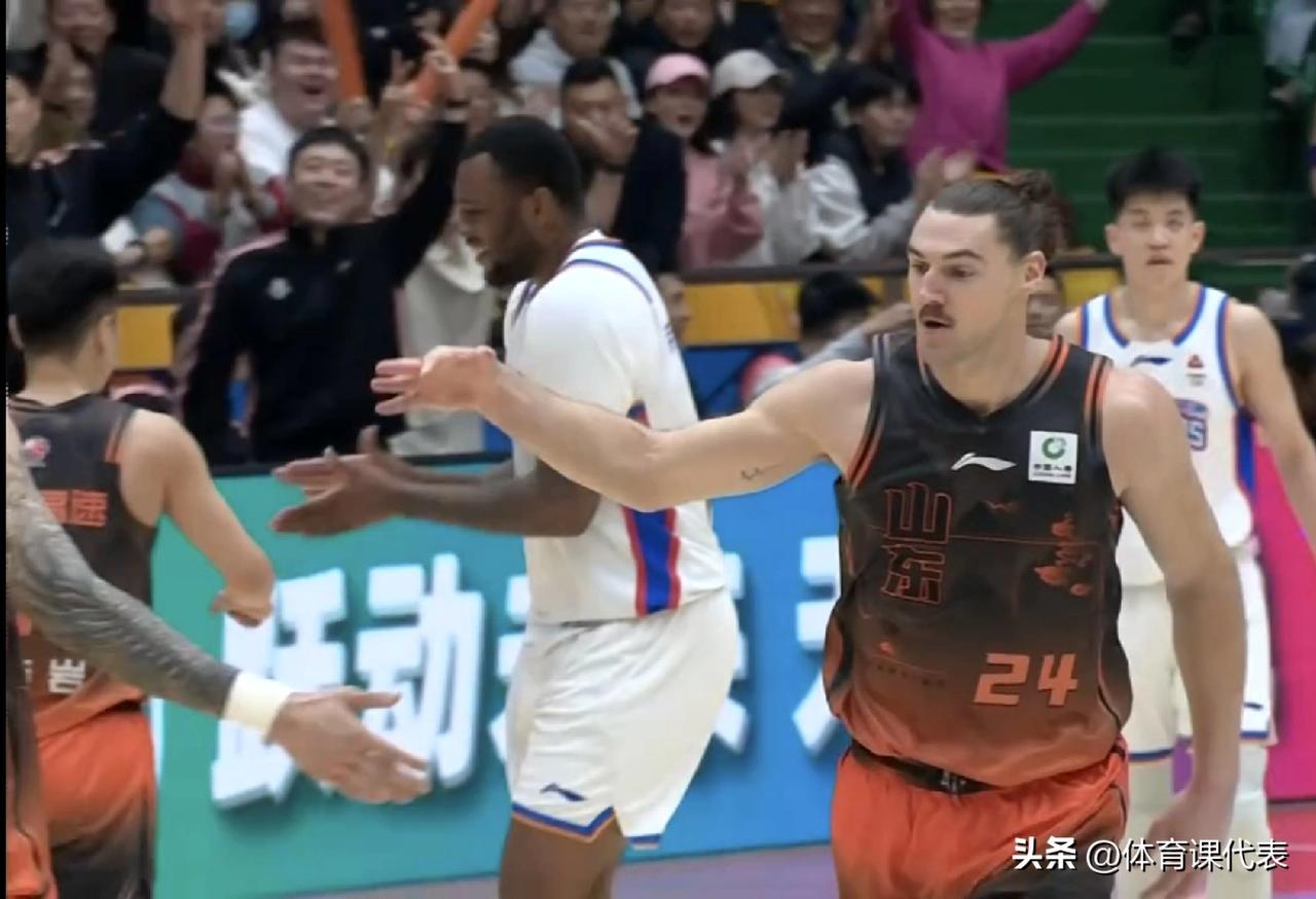高诗岩半场5分8助攻，救火外援斯蒂尔21分，山东半场领先天津5分！北京时间202