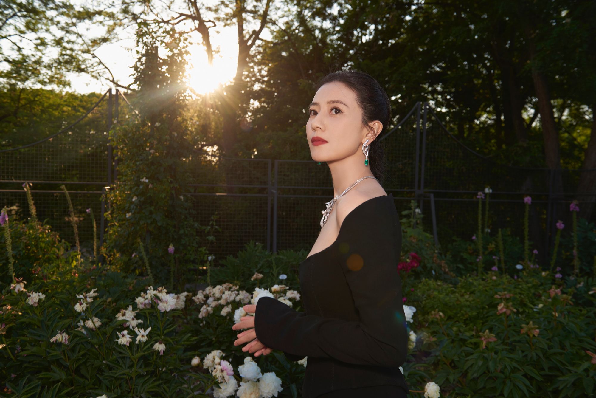 刷到姐姐这组氛围感大片，再看最新经济数据，直接给我整精神了！国家统计局刚官宣：2