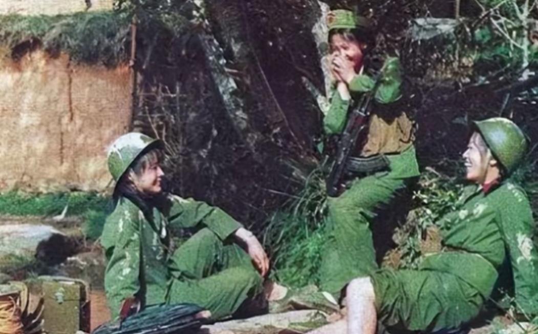 1979年，黄干宗被两个越南女兵抓走，他已经做好赴死的准备，谁知她们却说：“我们