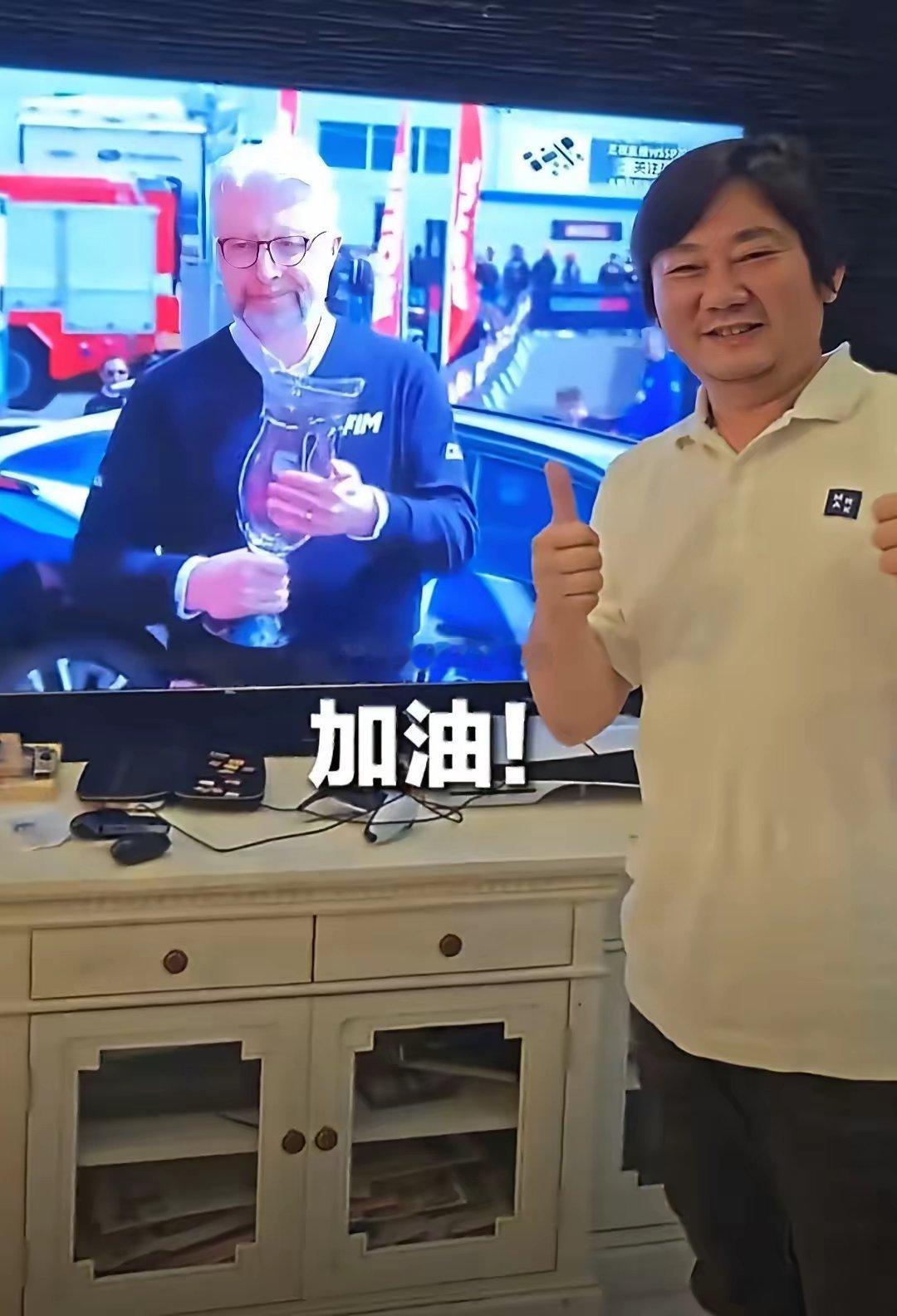 第一次夺冠，张雪激动庆祝；第三次夺冠，他直接给全场买单；到了第四次夺冠，张雪却只