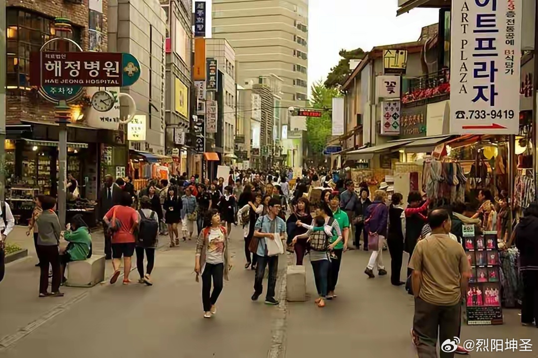 韩国街头绝望一幕：每30人就有一个爆仓，美国却在夜里含泪数钱夜幕降临后的首尔江南