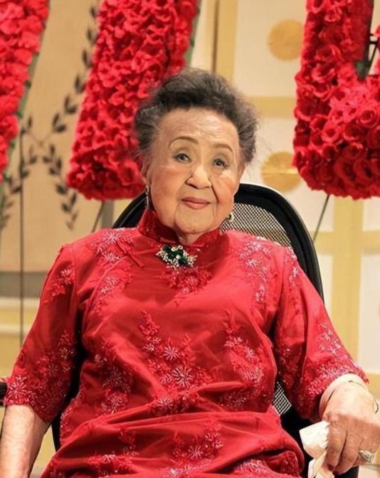 严幼韵的女儿说，我妈妈有几千件旗袍，随便一件，质地都极佳，当古董都够格，不适合的