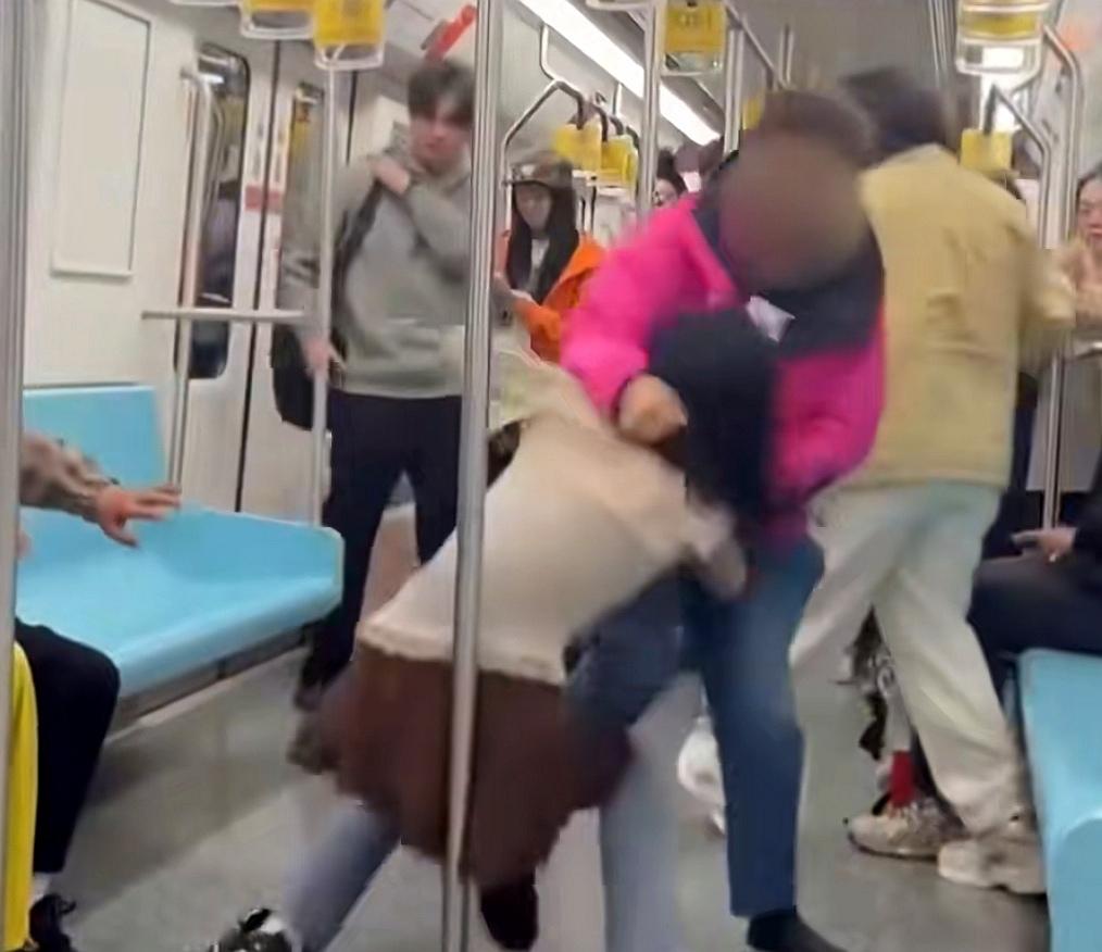 4月25日，上海地铁1号线车厢内，32岁女子曾某与66岁吴某因争抢座位产生口角，